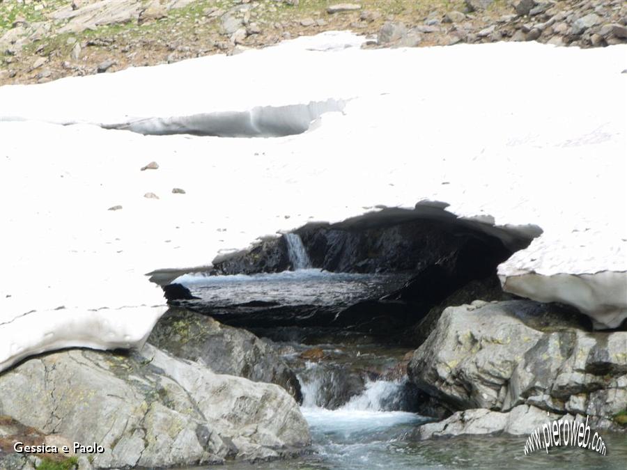 30- Galleria di neve sul fiume.jpg